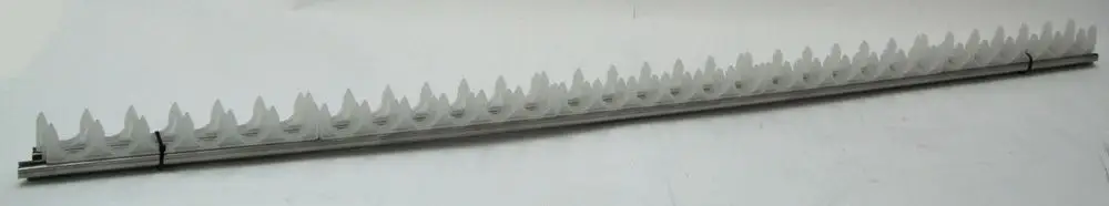 Lange, schmale Montageleiste mit spitzen Kanten, in weiß und Metall, für die Installation von Daikin-Altherma-Systemen.